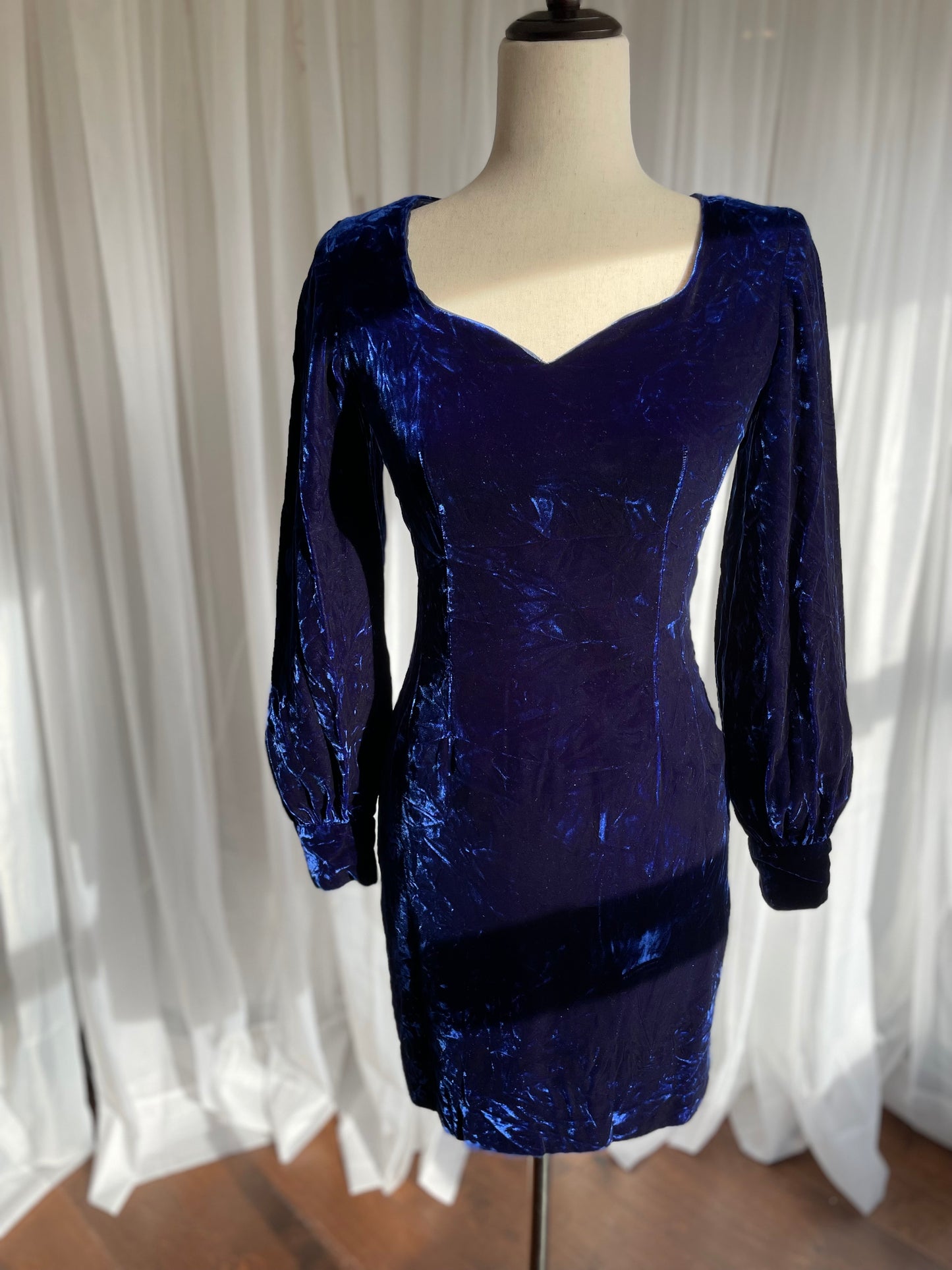 Sapphire blue velvet mini dress with balloon sleeves