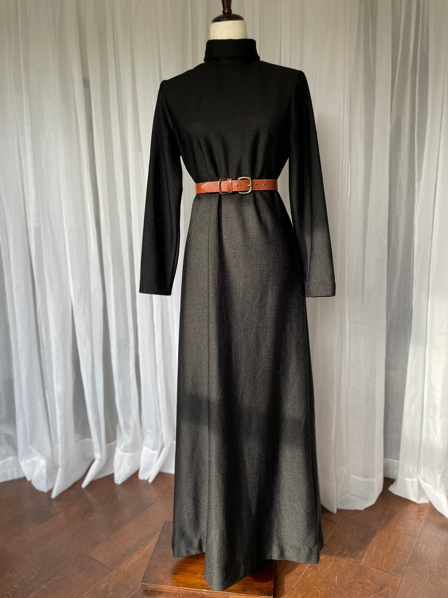 Chic 70s ribbed black maxi dress