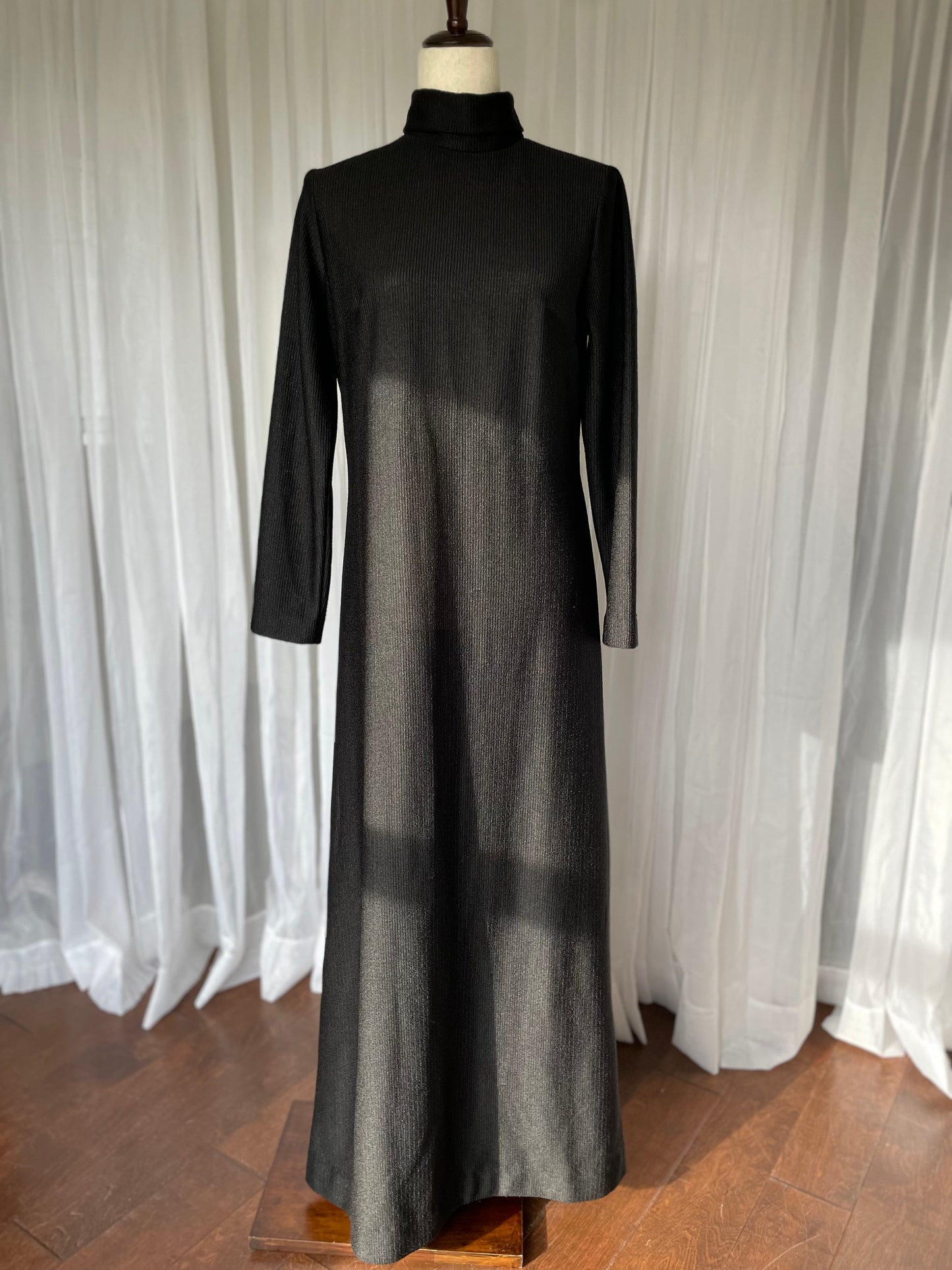 Chic 70s ribbed black maxi dress