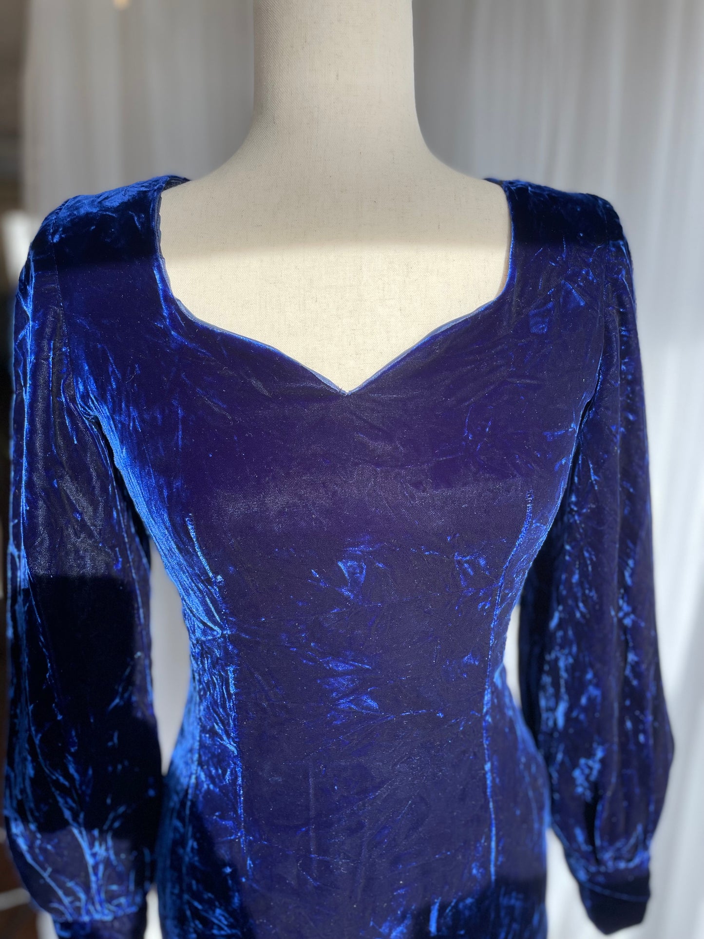 Sapphire blue velvet mini dress with balloon sleeves