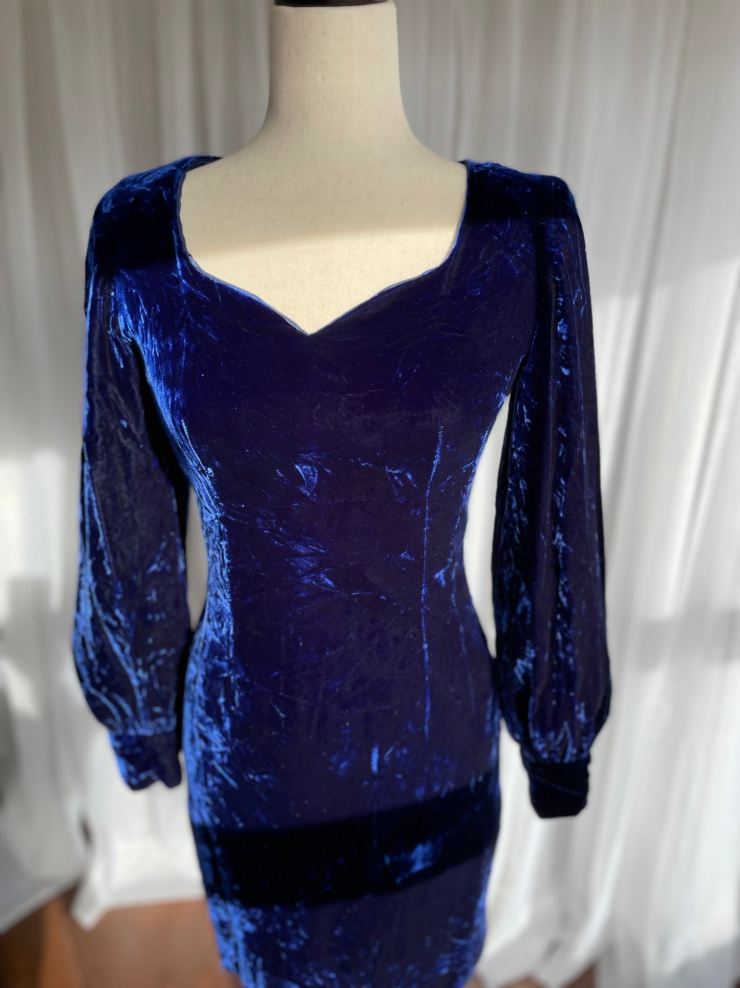 Sapphire blue velvet mini dress with balloon sleeves